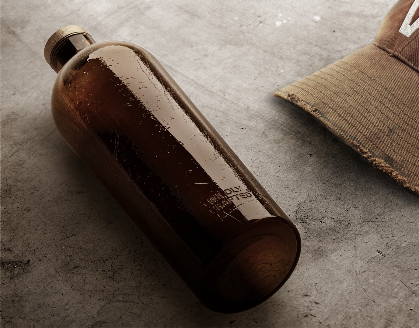 Estal Wildly Crafted Картина на настроението: кафява бутилка от колекцията Wildly Crafted лежи върху сив бетонен фон, до нея кафява капачка с връх